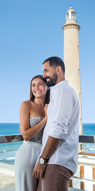  Pareja en la terraza de una habitación del Hotel Faro, a Lopesan Collection Hotel en Maspalomas, Gran Canaria 